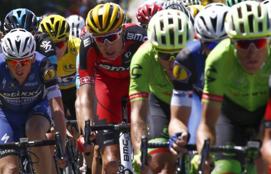 Froome conserva el maillot amarillo en el Tour de Francia después de choque