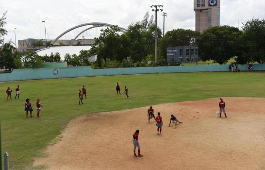 Dos academias de softbol funcionan en los estadios del Centro Olímpicos