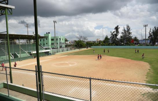 Dos academias de softbol funcionan en los estadios del Centro Olímpicos