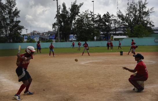 Dos academias de softbol funcionan en los estadios del Centro Olímpicos