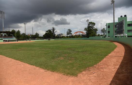 Dos academias de softbol funcionan en los estadios del Centro Olímpicos