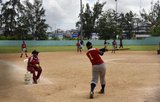 Dos academias de softbol funcionan en los estadios del Centro Olímpicos