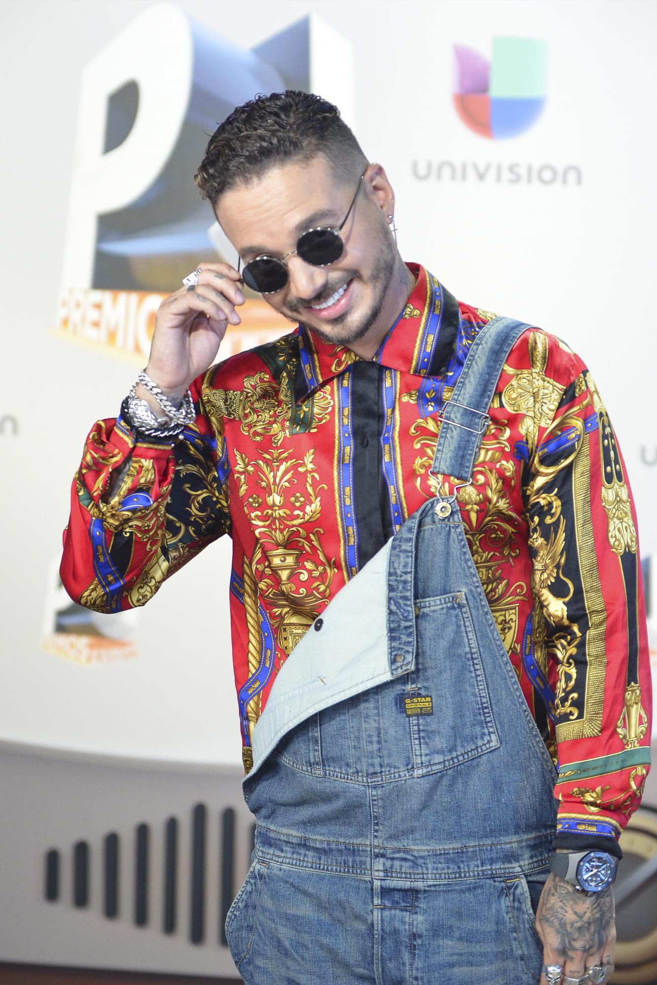  El cantante J Balvin posa hoy, jueves 14 de julio de 2016, a su llegada a la alfombra roja de los Premios Juventud 2016 en el Bank United Center en Coral Gables, Florida (Estados Unidos).