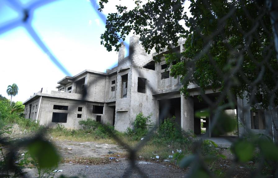 Edificio para bomberos de Santiago tiene cinco años en el abandono