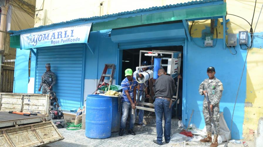 Salud Pública cierra planta de agua en Los Mina