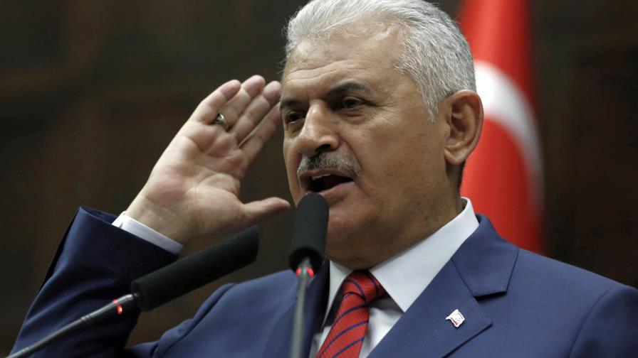 Primer ministro turco denuncia Ejército lanzó intento de golpe 