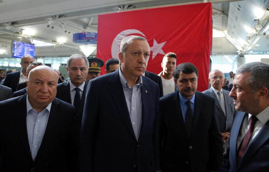 Erdogan hace un llamamiento a la gente a resistir el golpe militar