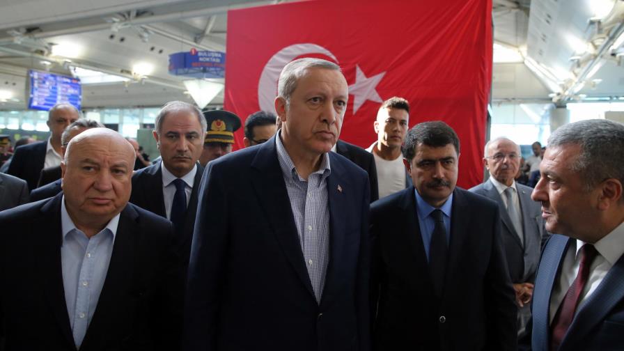 Erdogan hace un llamamiento a la gente a resistir el golpe militar