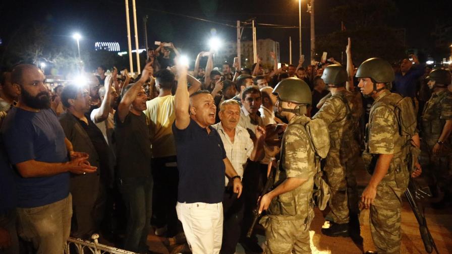 Tanques desplegados alrededor del parlamento turco en Ankara