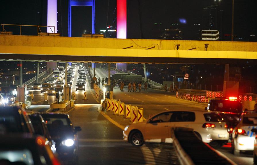 Soldados disparan a civiles en puente en capital turca; reportan 17 policías muertos