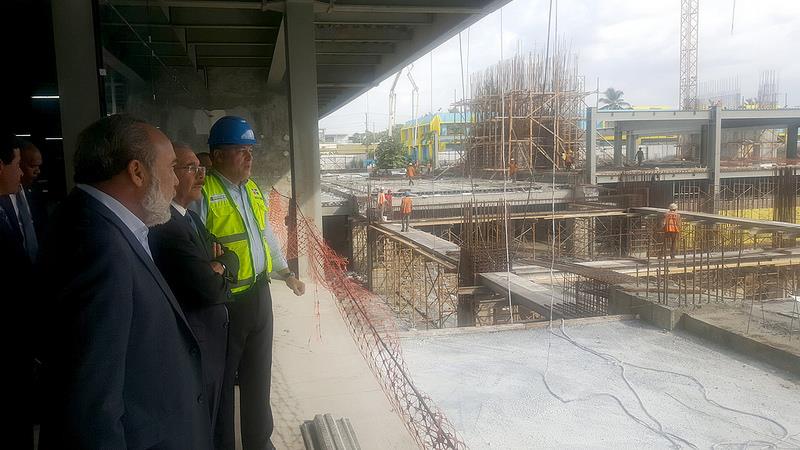 Medina supervisa construcción de la ciudad sanitaria Luis E. Aybar