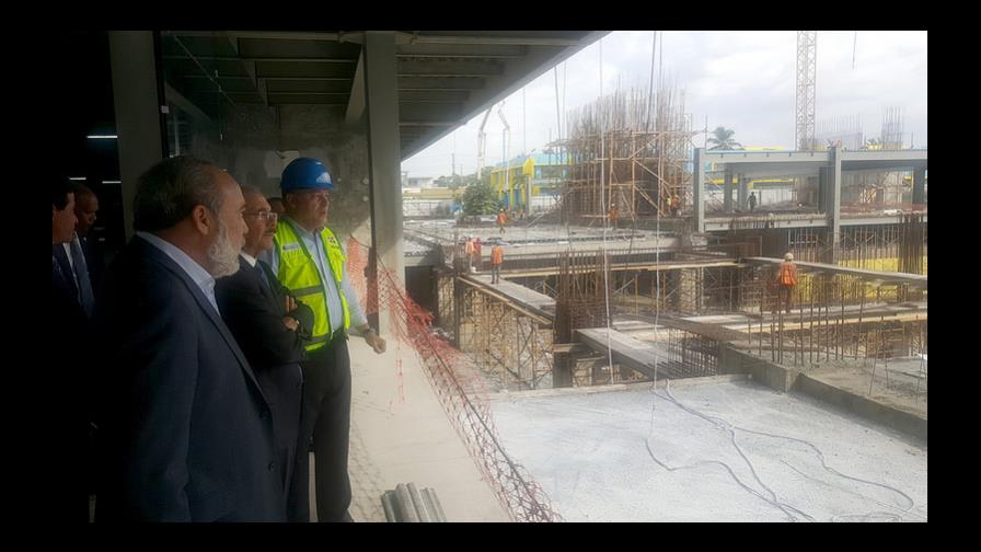 Medina supervisa construcción de la ciudad sanitaria Luis E. Aybar