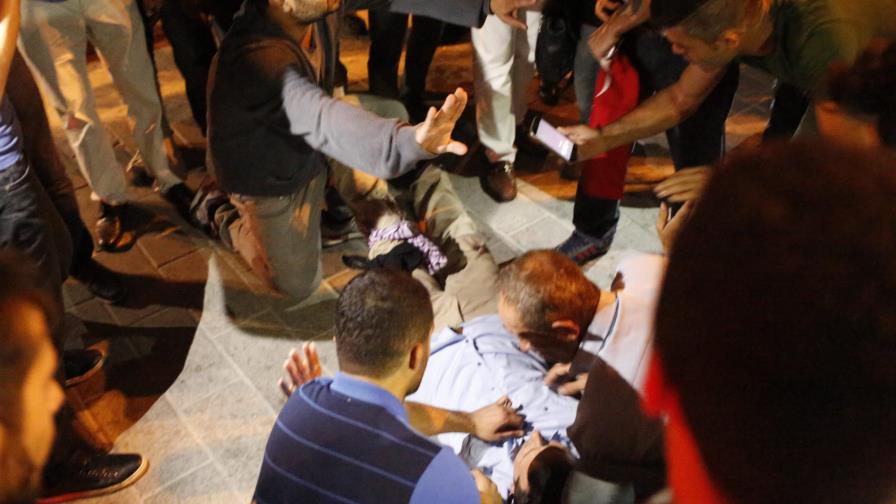 Al menos 6 civiles muertos y 100 heridos durante asonada militar en Estambul Al menos 6 civiles muertos y 100 heridos durante asonada militar en Estambul