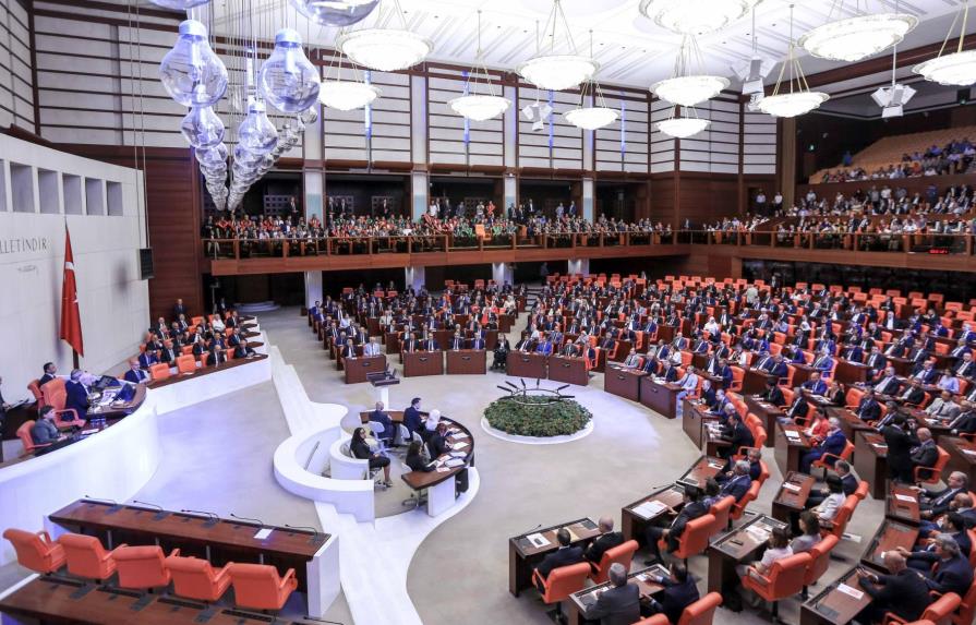 El golpe fallido en Turquía motiva purgas en la Judicatura y unidad en el Parlamento