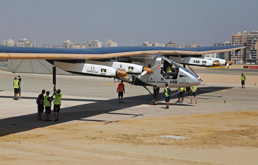 El avión Solar Impulse pospone despegue de El Cairo por enfermedad del piloto