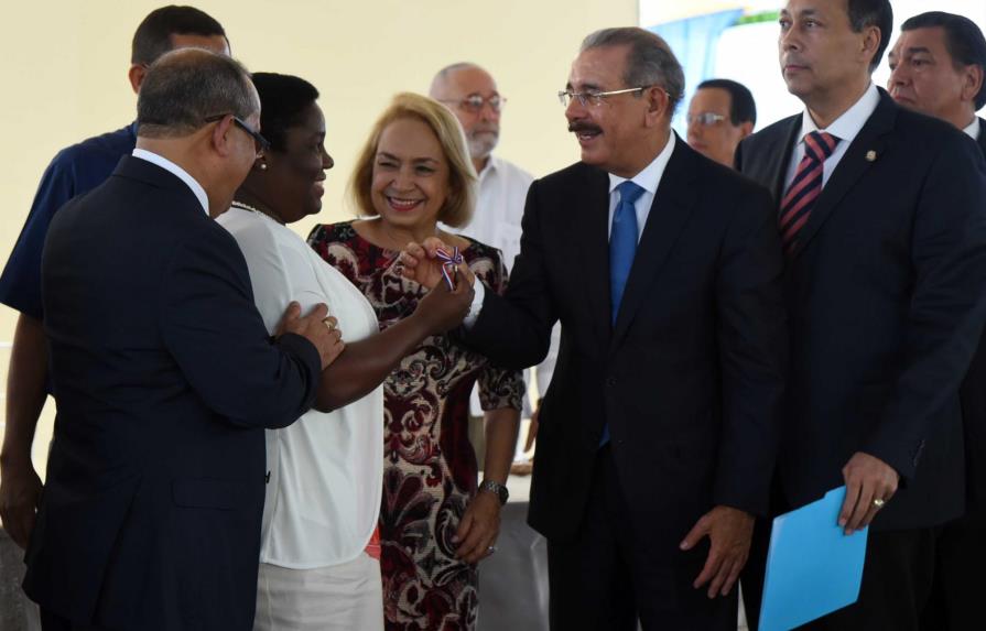 Danilo Medina inaugura sendos complejos habitacionales en Tenares y Salcedo