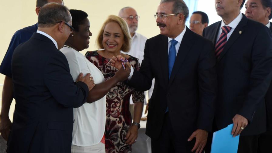 Danilo Medina inaugura sendos complejos habitacionales en Tenares y Salcedo