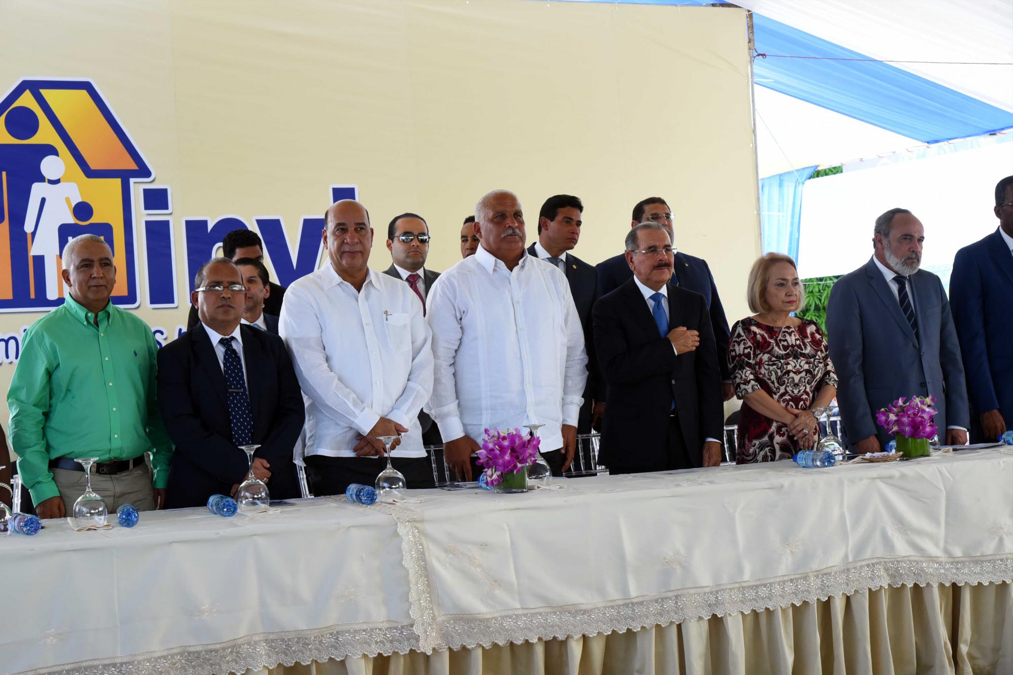 Mesa de honor del acto de entrega de apartamentos. 