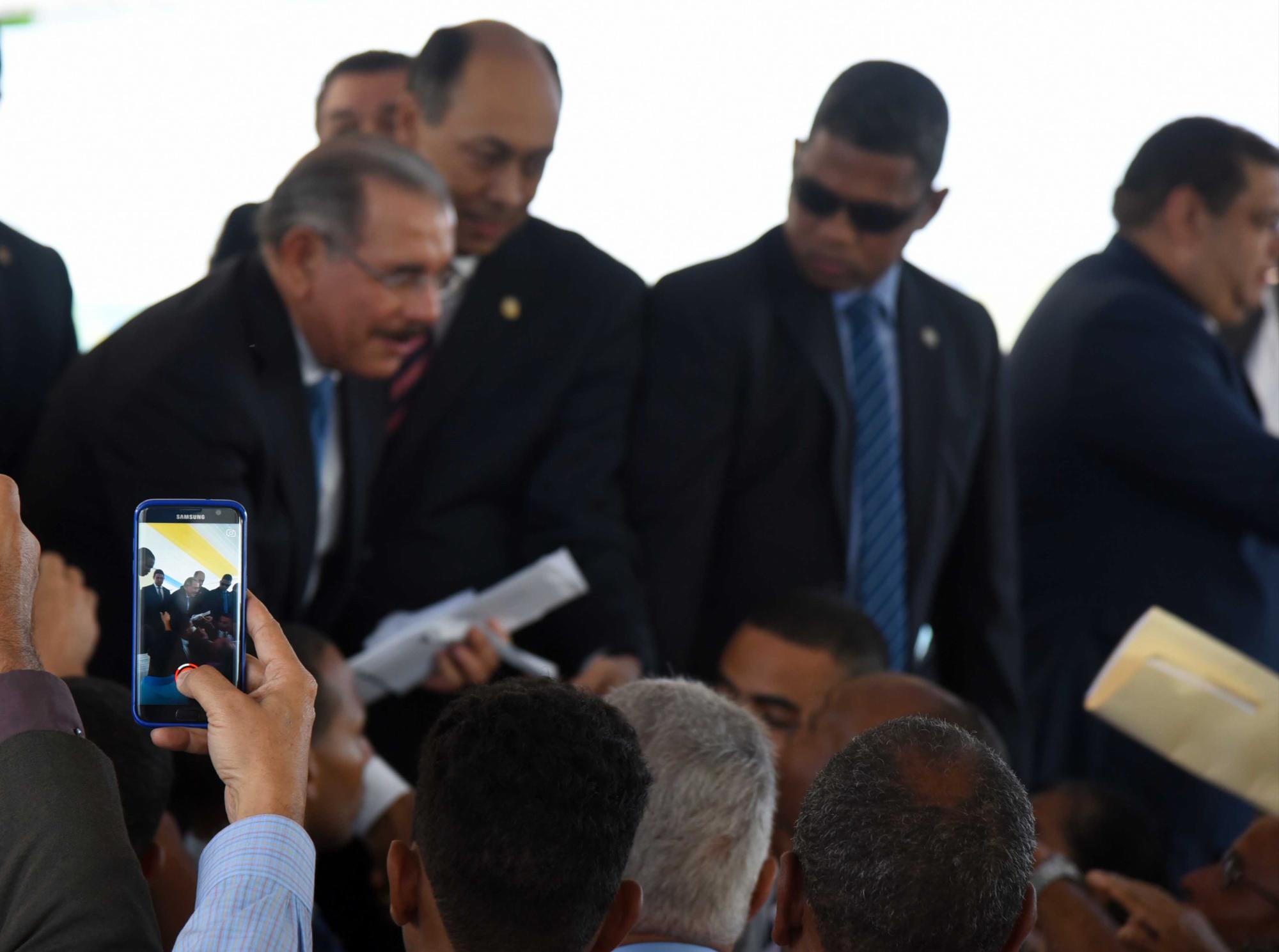 Presidente Medina recibe cartas del público. 