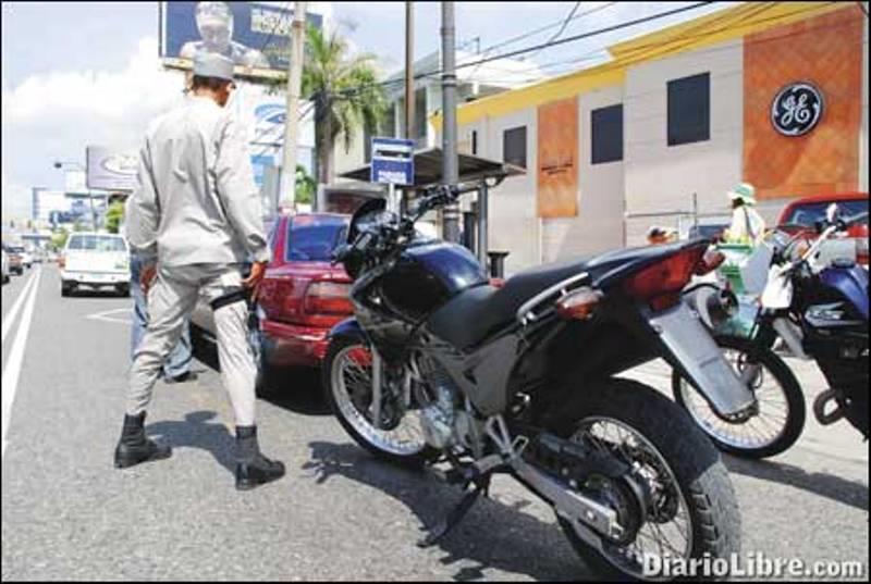 Dos hombres heridos de bala por intentar arrollar agentes de patrulla policial