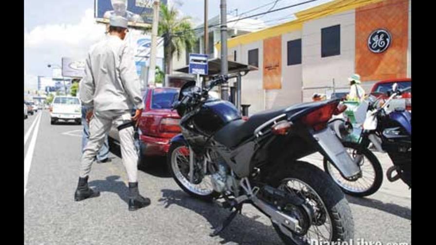 Dos hombres heridos de bala por intentar arrollar agentes de patrulla policial