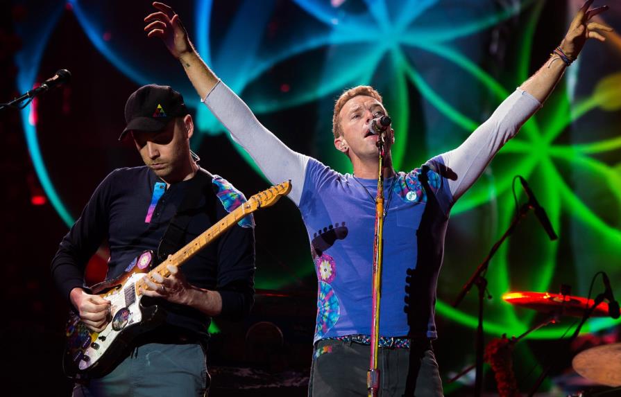 Coldplay inicia gira por EEUU con espectáculo colorido 