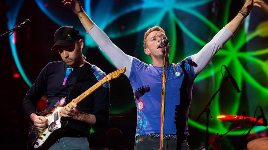 Coldplay inicia gira por EEUU con espectáculo colorido 
