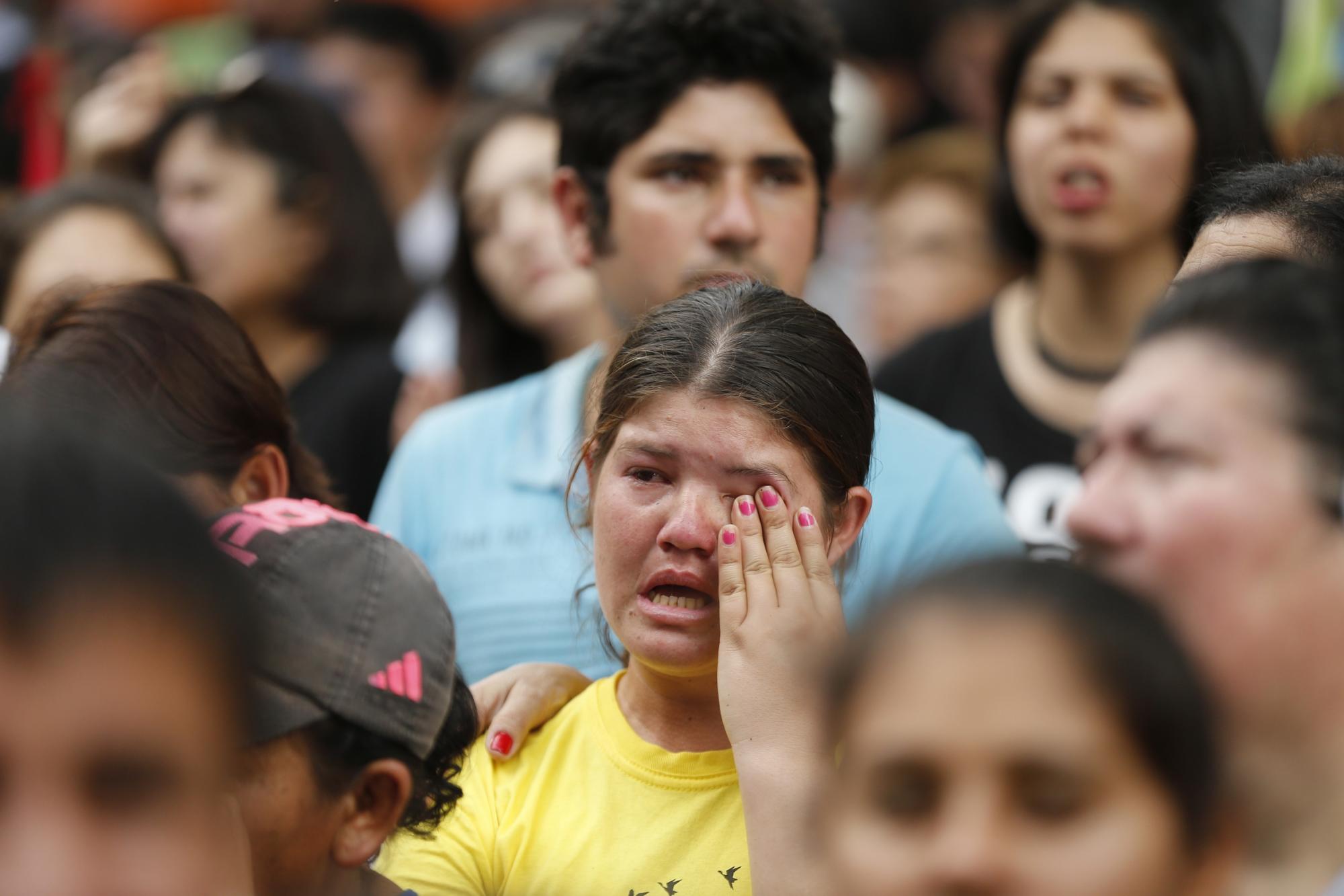 En esta imagen, tomada el 11 de julio de 2016, un familiar de un agricultor condenado llora en el exterior del edificio del Palacio de Justicia coincidiendo con la lectura de la sentencia, en Curuguaty, Asunción, Paraguay. 