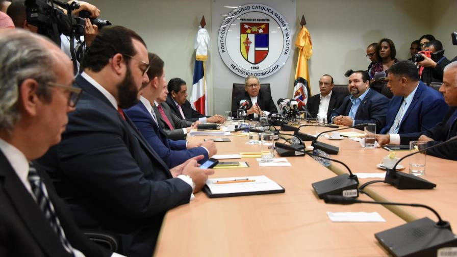 Cuatro partidos presentan por separado sus proyectos de leyes