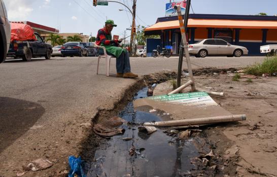 Las calles Federico Velásquez y Josefa Brea se unen... pero en un charco