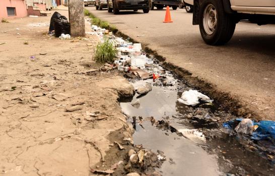 Las calles Federico Velásquez y Josefa Brea se unen... pero en un charco