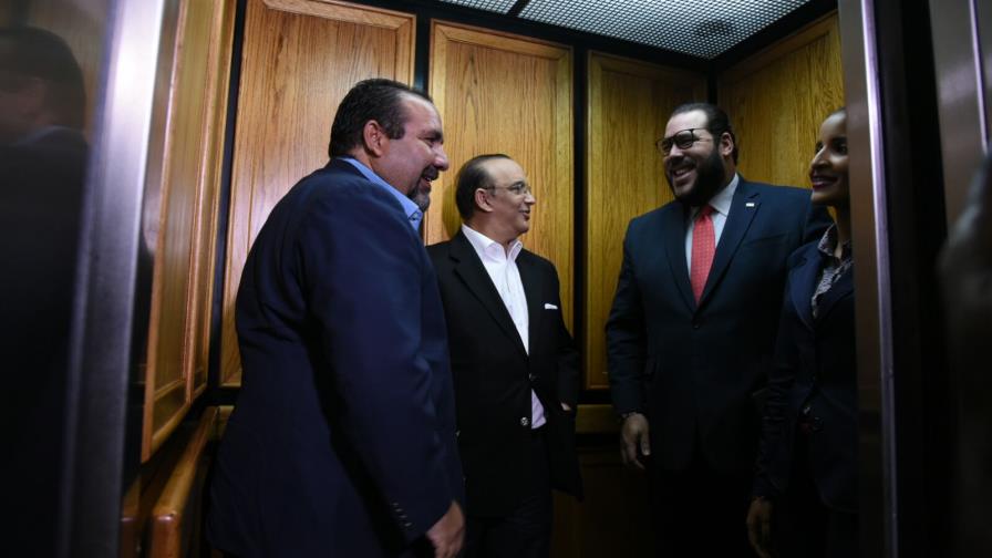 Representantes de los partidos mayoritarios asisten a primer encuentro para discutir la ley de partidos