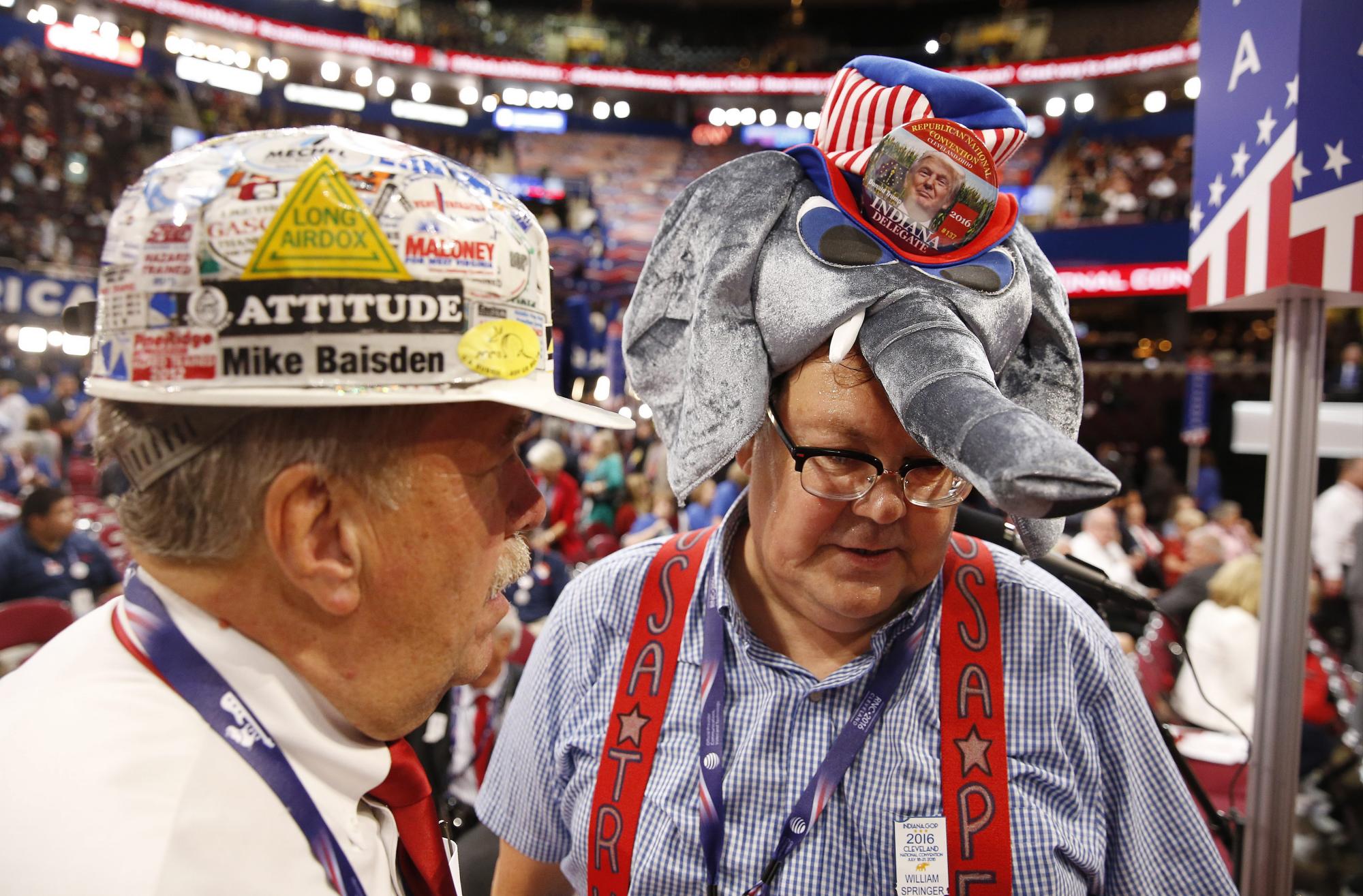El delegado por Indiana William Springer (d) utiliza un sombrero con la imagen del aspirante a la Casa Blanca Donald Trump.