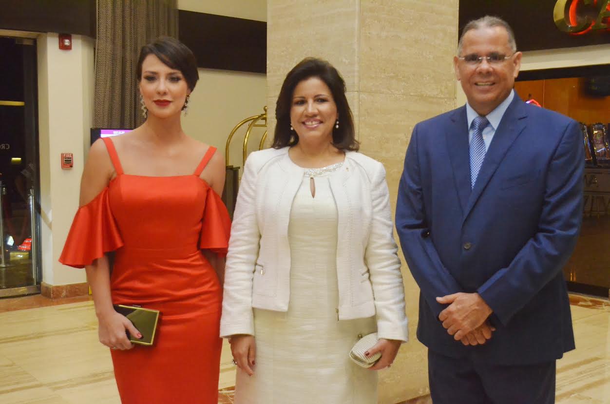 La ctriz brasileña Camila Rodrigues, la vicepresidenta de la República Dominicana, Margarita Cedeño de Fernández y Juan Ramón Gómez Díaz, presidente del Grupo de Medios Telemicro.