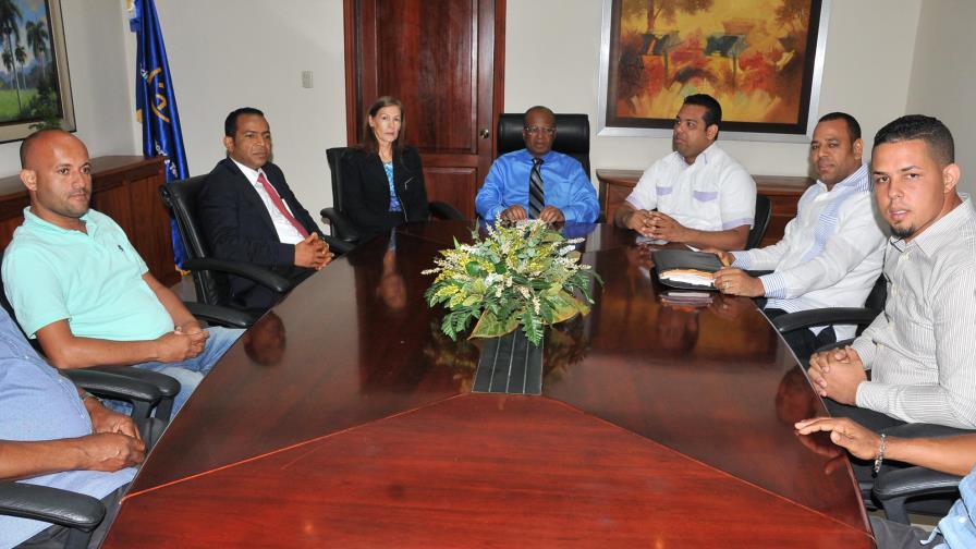 Héctor Mojica se reúne con transportistas envueltos en conflicto Tamboríl-Santiago