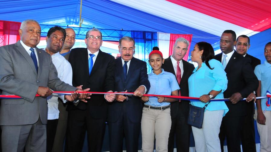 Presidente Medina inaugura politécnico, liceo y escuela básica en Barahona 