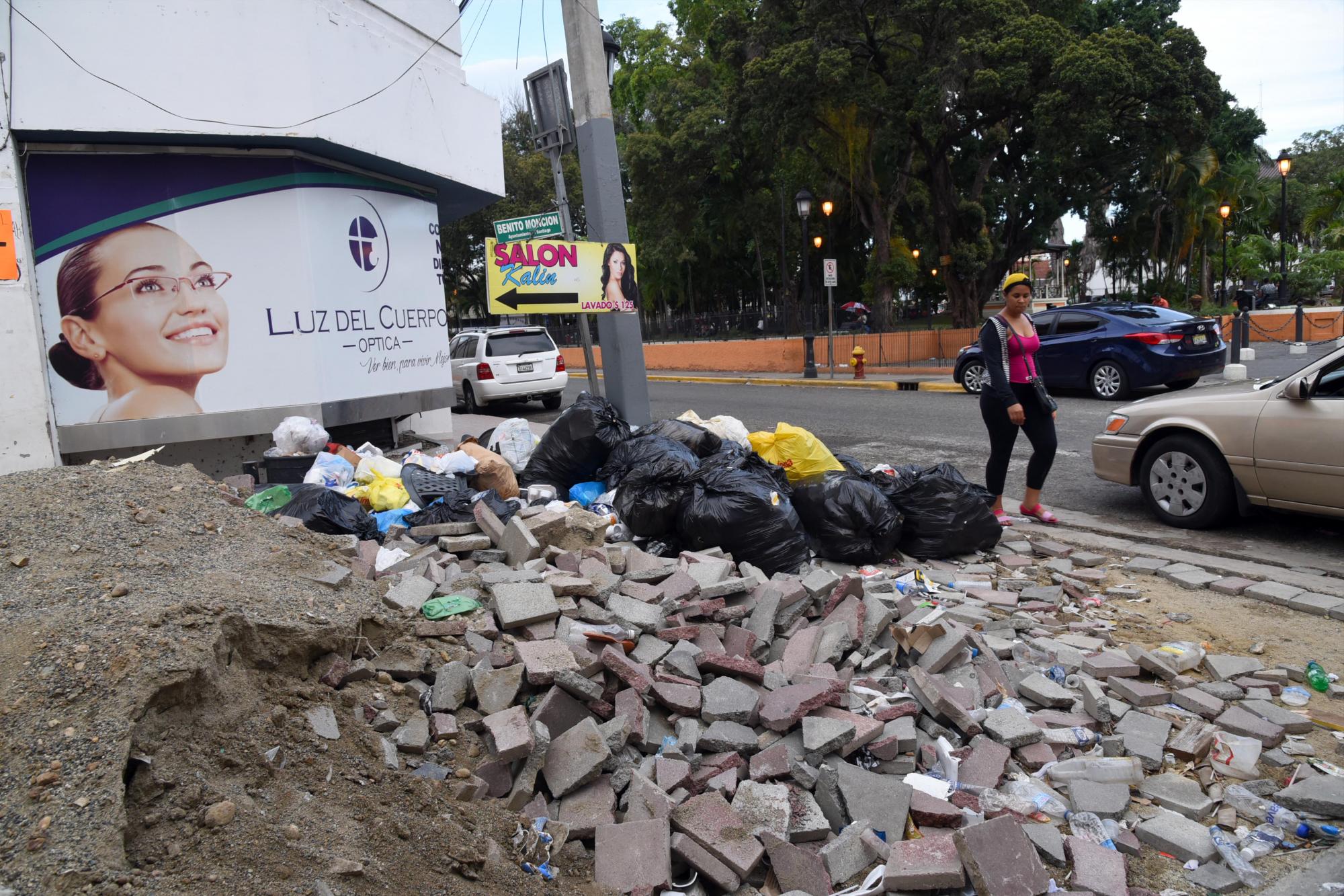 La basura se acumula en la calle Benito Monción en Santiago. 