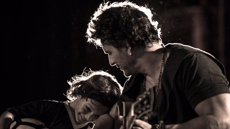 Ricardo Arjona muestra su amor paternal en el vídeo “Nada es como tú” 