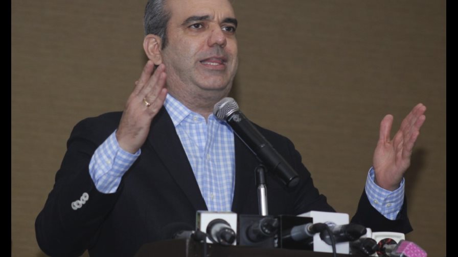 Luis Abinader acusa al PLD de no respetar el rigor constitucional 
