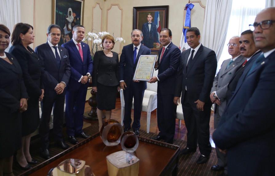 Entregan certificados de Presidente y Vicepresidente electos a Medina y a Cedeño