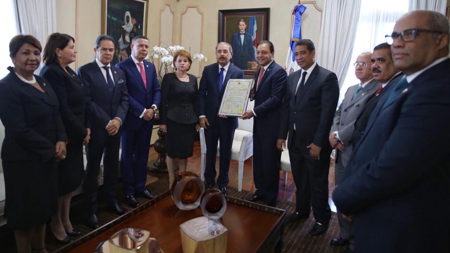 Entregan certificados de Presidente y Vicepresidente electos a Medina y a Cedeño