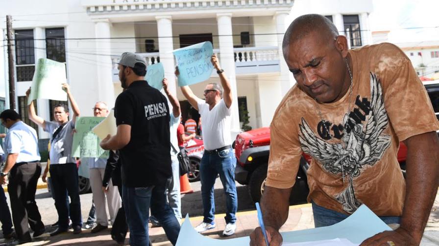 Cuatro regidores de Moca buscan asignarse RD$ 37 mil de pensión; ciudadanos protestan