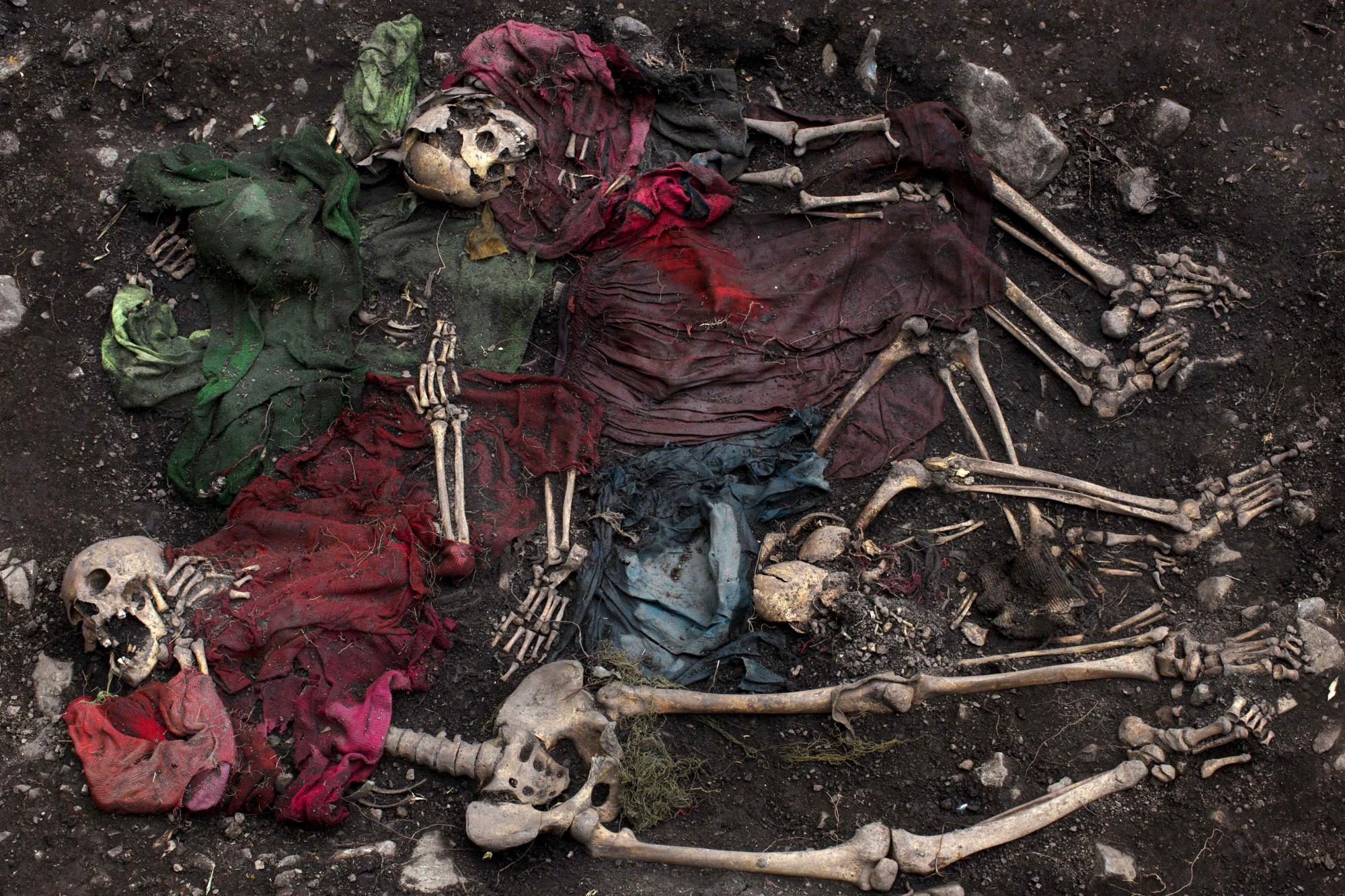 En esta imagen de archivo del 13 de noviembre de 2013, los restos de cinco esqueletos son desenterrados durante la exhumación de una fosa común en el distrito de Chungui, Perú. Este rincón desolado de Perú asiste a la mayor exhumación hasta la fecha de víctimas del conflicto interno del país entre 1980 y 2000, que se cobró unas 70.000 vidas. Lo peor de la violencia se produjo en estas estepas entre la cordillera de los Andes y la jungla amazónica.