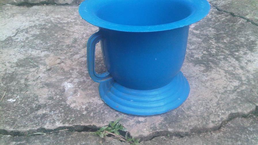 Un restaurante en Indonesia sirve comida en “bacinillas” 