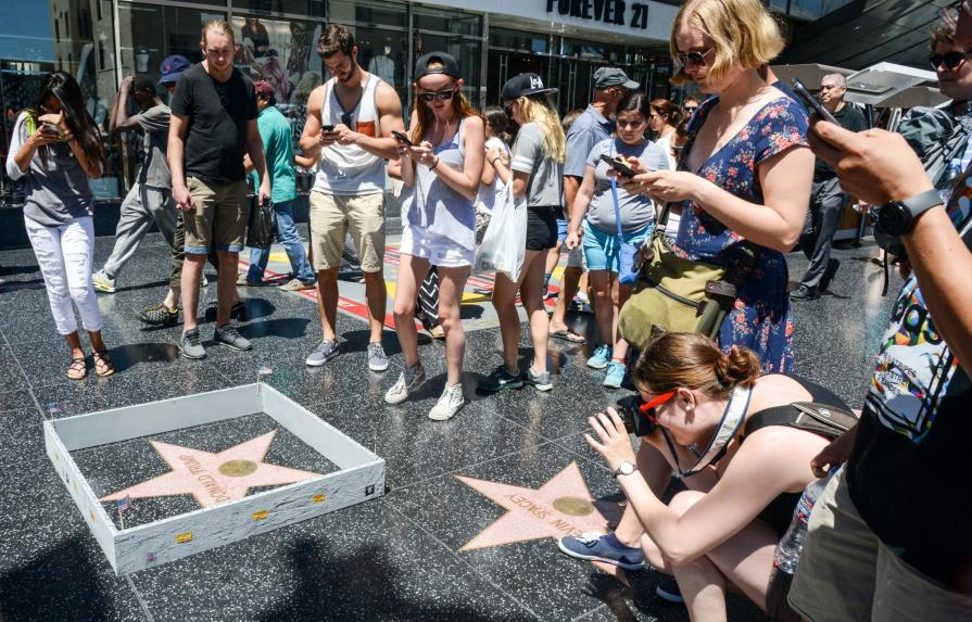 Colocan pequeño muro a la estrella de Trump en Hollywood