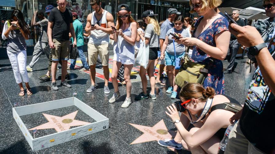 Colocan pequeño muro a la estrella de Trump en Hollywood