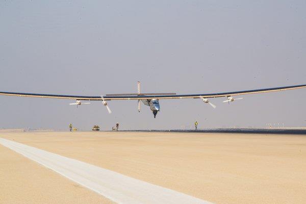 El avión solar partirá de Egipto el domingo tras la reposición de su piloto 