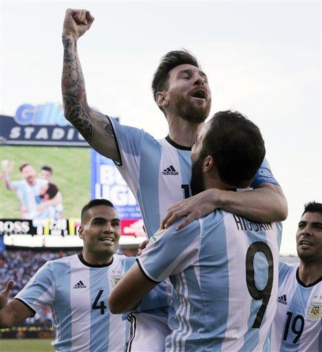 Comisión de FIFA toma riendas de un fútbol argentino en caos 