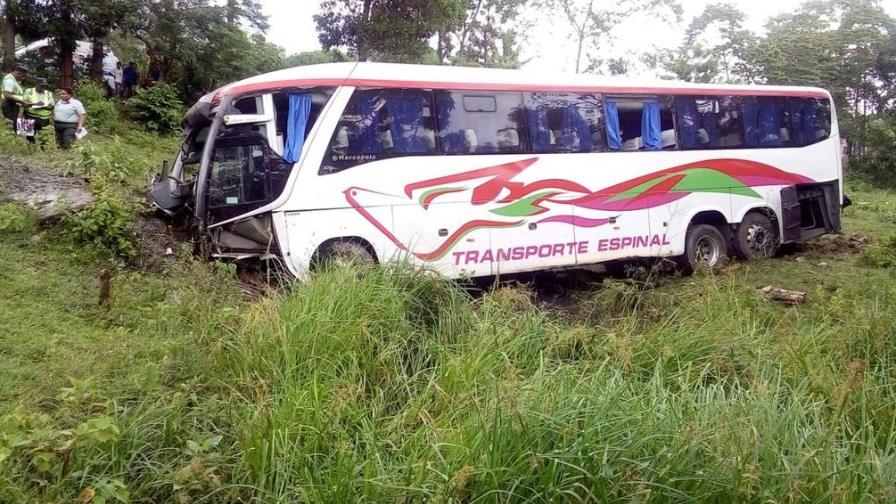 Al menos 19 heridos en un accidente de autobús en autopista Duarte Al menos 19 heridos en un accidente de autobús en autopista Duarte