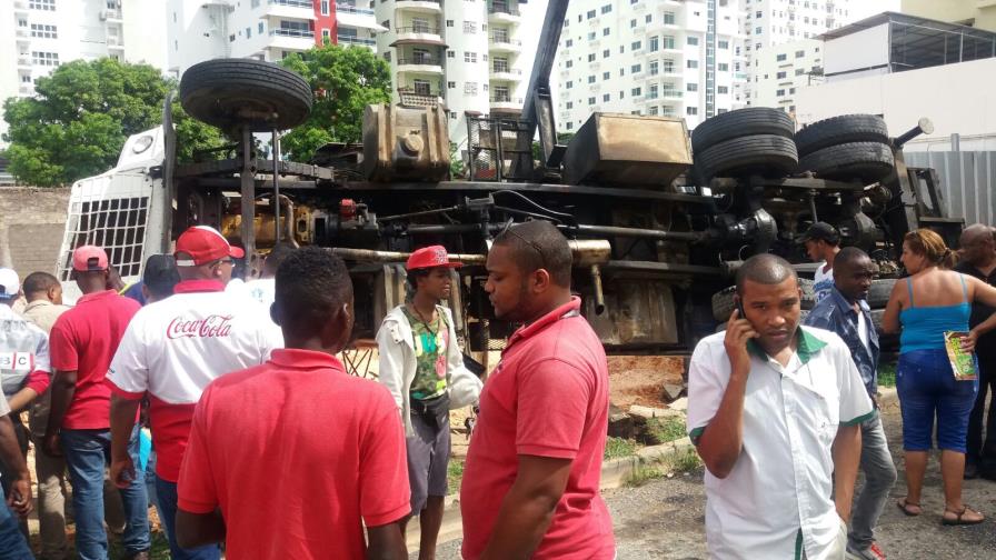Tres hombres resultan heridos al volcarse una patana en construcción del sector Bella Vista
